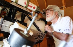 Sternwarte Puchenstuben, © weinfranz.at Ein Mann mit Hut schaut durch ein Teleskop in einer Sternwarte.