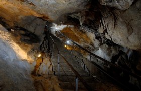 Nixhöhle Frankenfels, © Thaler Heiner Innenansicht der Nixhöhle in Frankenfels mit beleuchteter Treppe.
