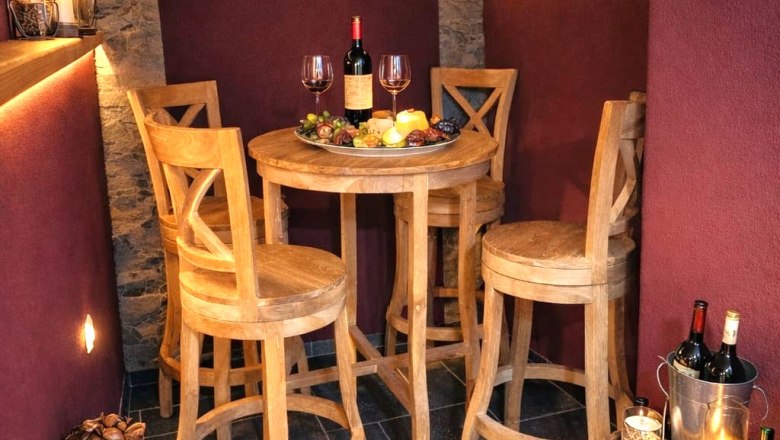 Haarstubenhäusl "Glückskäfer", © Sonja Filsner Gemütlicher Weinkeller mit Holztisch und Stühlen, Weinflaschen, Gläsern und Kerzen.