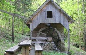 Schaumühle in Schwarzenbach an der Pielach, © zVg Gemeinde Schwarzenbach Holzmühle mit Wasserrad im Wald