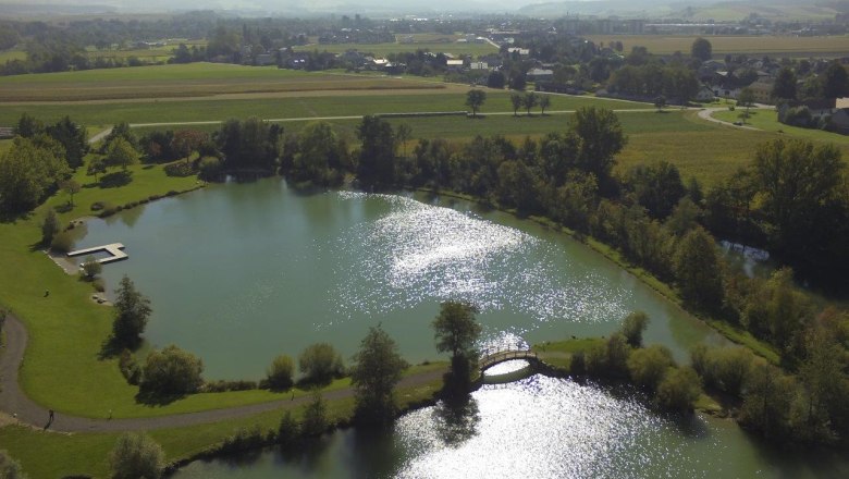 Ebersdorfer See, © zVg Gemeinde Ober-Grafendorf Luftaufnahme des Ebersdorfer Sees mit umliegender Landschaft.