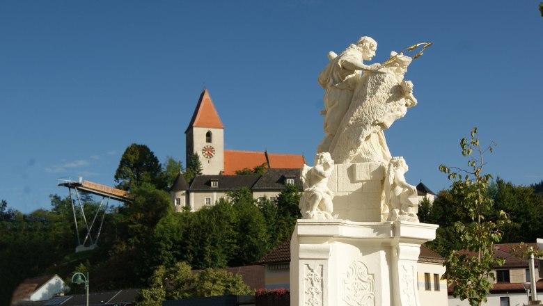 Kirchberg an der Pielach, © zVg Statue vor Kirche in Kirchberg an der Pielach.