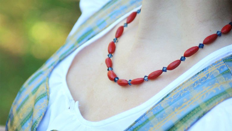 Passend zum Dirndl: eine Kette aus Dirndlkernen, © weinfranz.at Passend zum Dirndl: eine Kette aus Dirndlkernen, © weinfranz.at