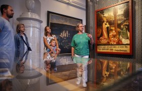 Führung Stift Herzogenburg, © weinfranz.at Gruppe von Menschen bei einer Führung im Stift Herzogenburg vor einem Gemälde.