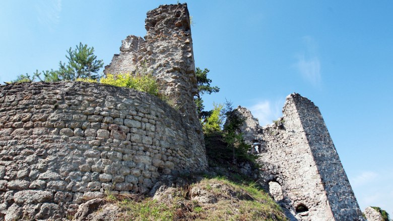 Burgruine Rabenstein, © weinfranz.at Ruinen der Burgruine Rabenstein mit blauem Himmel im Hintergrund.