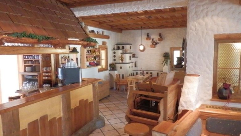 Gem&uuml;tliche Gaststube mit Holzm&ouml;beln und rustikalem Dekor.