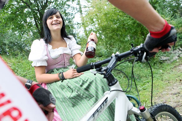 Mountainbike-Rast mit Dirndlsaft, © Archiv Steinschaler