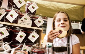 Aus der rot leuchtenden Dirndl-Frucht werden allerlei Köstlichkeiten produziert., © Stefan Badegruber