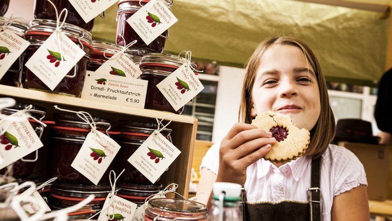 Aus der rot leuchtenden Dirndl-Frucht werden allerlei Köstlichkeiten produziert., © Stefan Badegruber