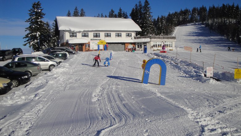 Winterlandschaft mit Skilift und Geb&auml;ude in Puchenstuben.